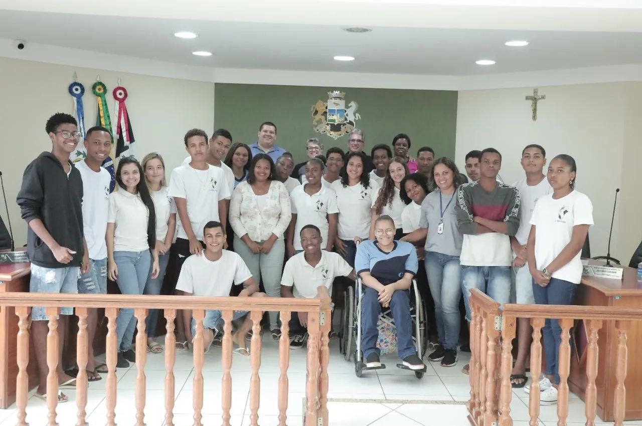 Os estudantes da turma 201, do Colégio Estadual Farmacêutico Rodolfo Albino, acompanhados das professoras Sônia e Edna, visitaram na manhã de hoje (30) as dependências da Câmara Municipal de Macuco